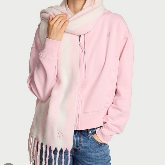 Victoria's Secret Cozy Blanket Scarf NWT - Picture 11 of 11